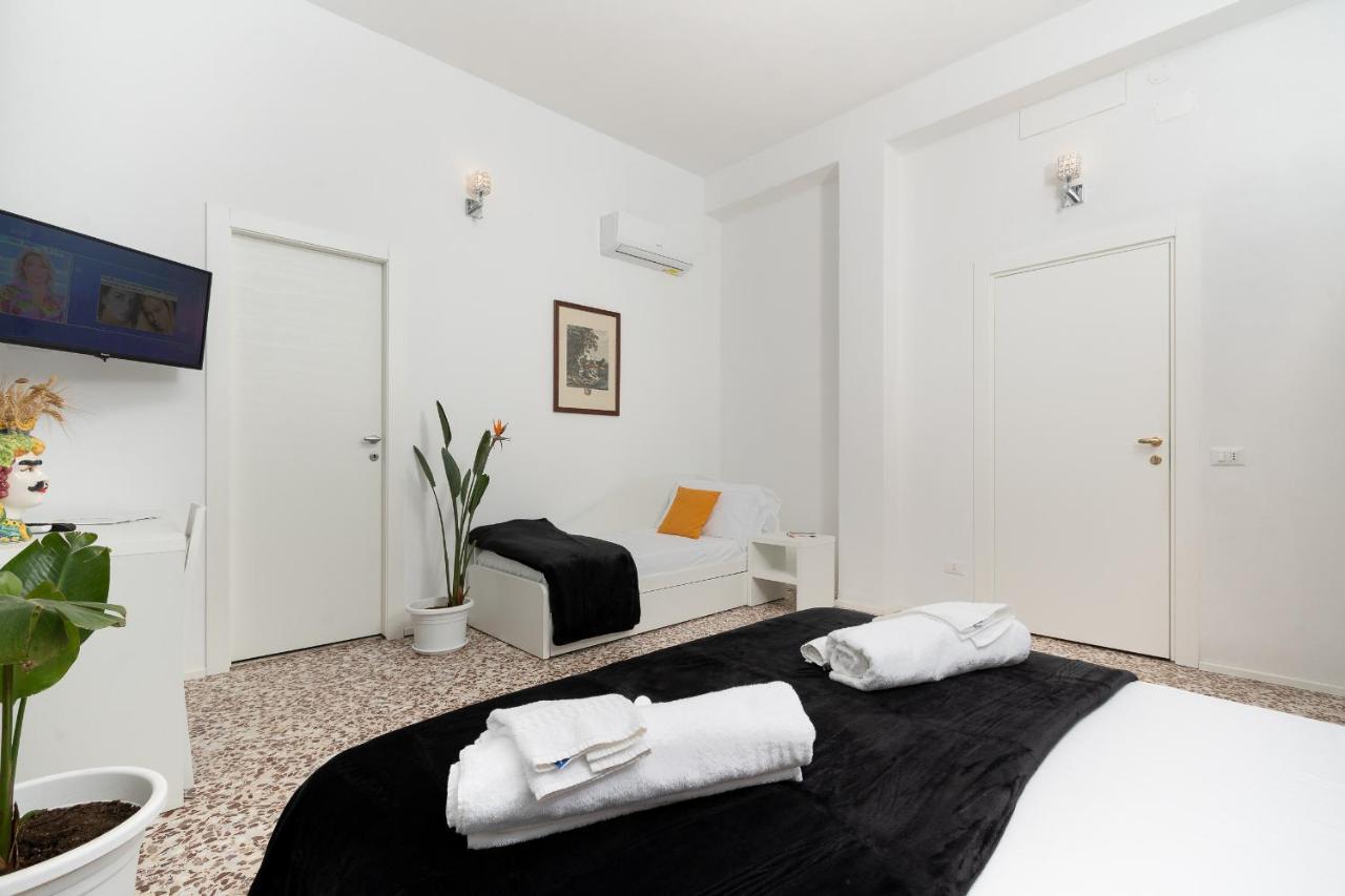Regina Margherita - Bed And Breakfast & Rooftop Lounge Bar Syracuse Exterior photo